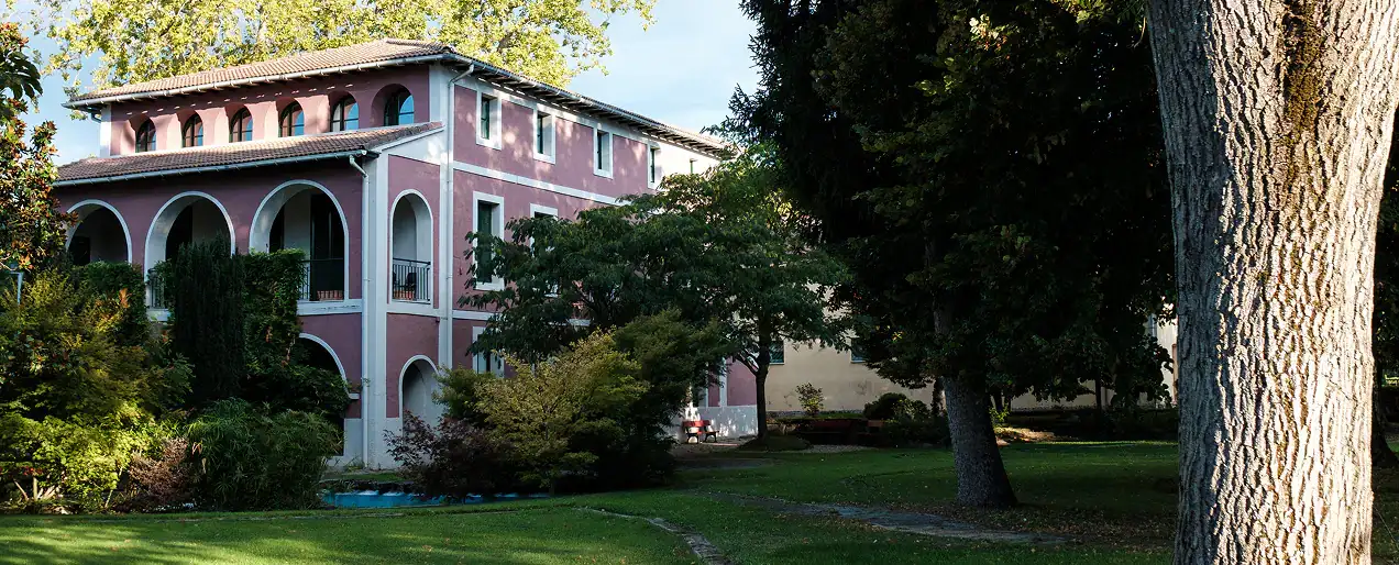 Villa con portico affacciata sul giardino