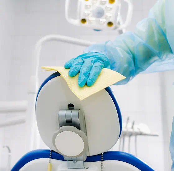 Disinfezione di un riunito odontoiatrico con panno monouso