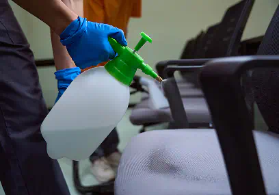Sanificazione di una sedia da ufficio con nebulizzatore