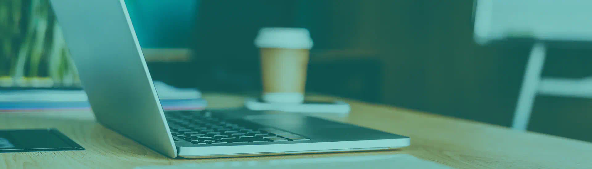 Computer portatile e caffè su una scrivania
