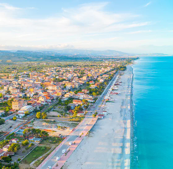 Veduta aerea del litorale, tra la spiaggia e l'abitato
