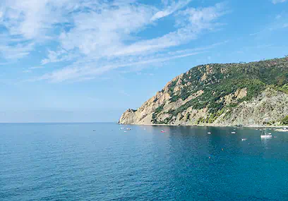 Mare e promontorio roccioso lungo la costa