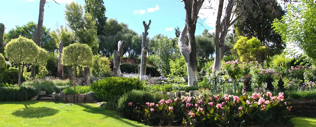 Giardino ornamentale con alberi potati a forma e aiuole fiorite