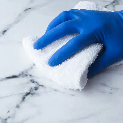 Pulizia di un piano in marmo con panno in microfibra