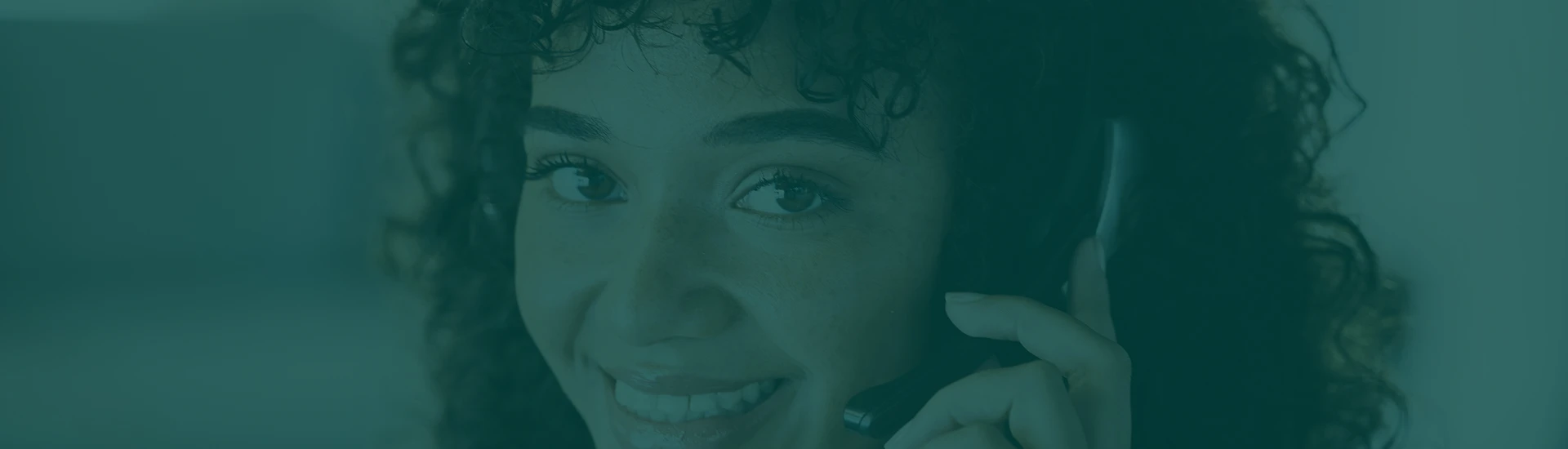 Operatrice con cuffia telefonica risponde a una richiesta