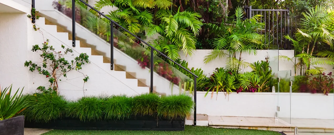 Giardino curato con scala, siepi e piante ornamentali