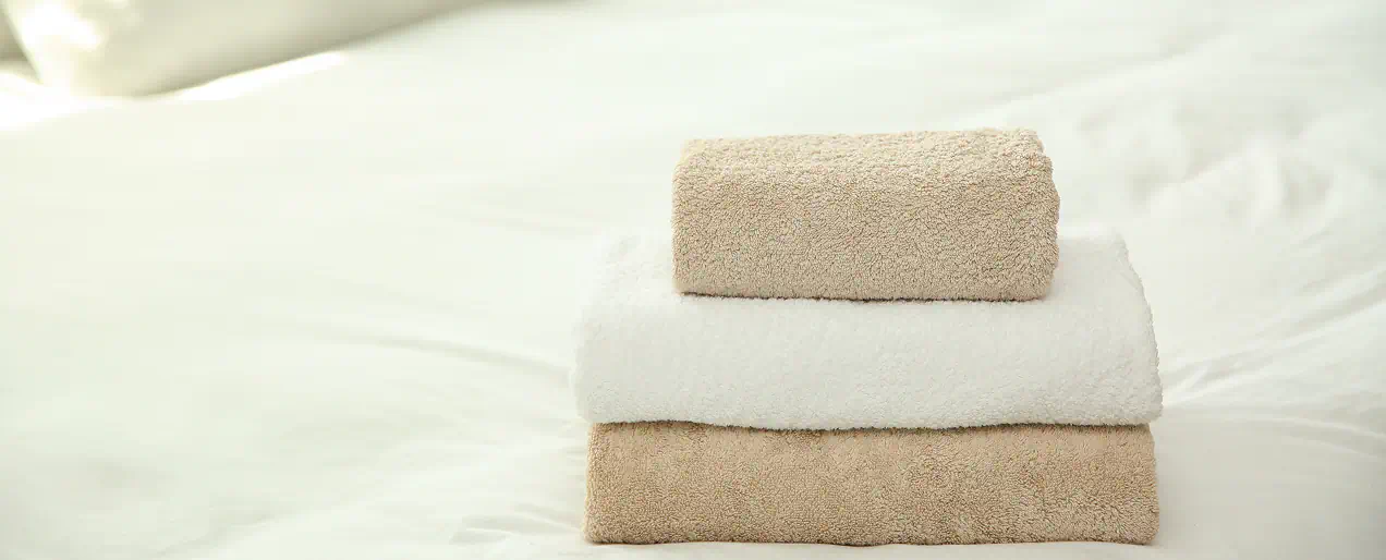 Asciugamani piegati su un letto